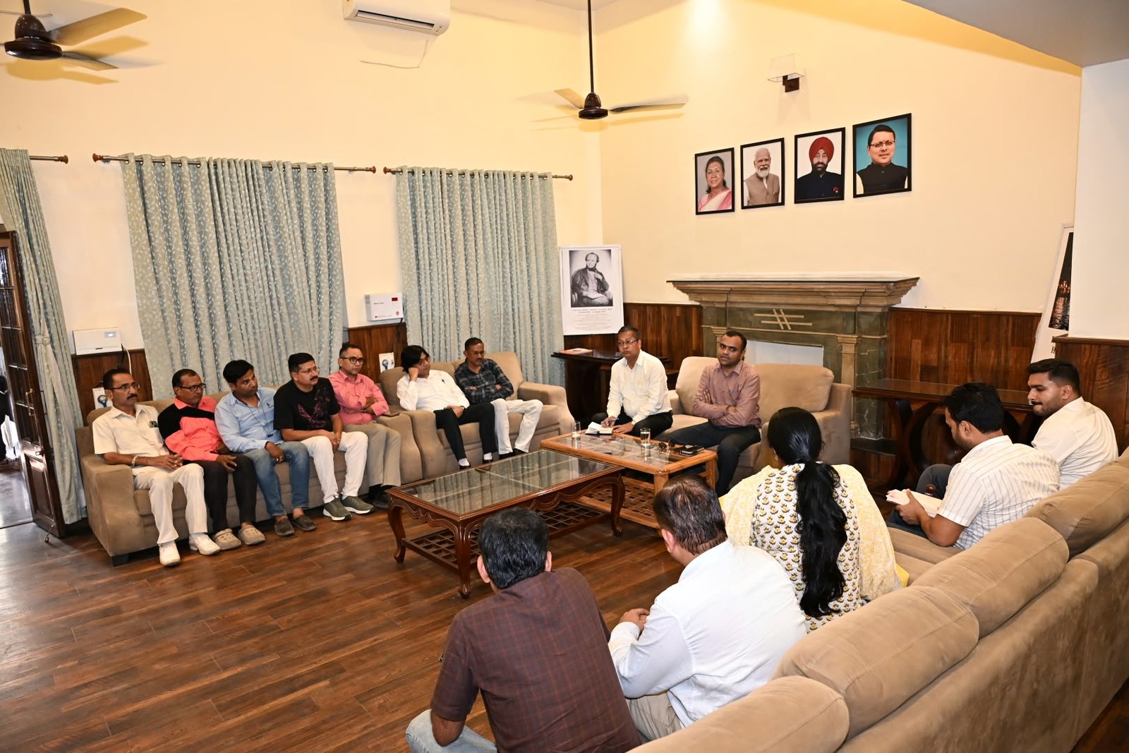 जिलाधिकारी मयूर दीक्षित ने जनपद की सड़कों को गड्ढा मुक्त करने, यातायात व्यवस्था सुदृढ़ करने एवं सीवरेज निर्माण कार्य, पेयजल लाइनों के मरम्मत कार्य एवं अतिक्रमण हटाने के दिए निर्देश
